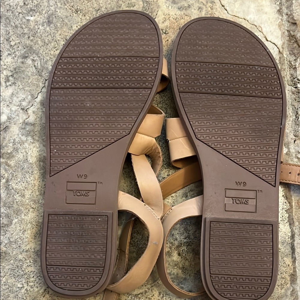 Toms Tan Sandals with Strappy Design for Casual Wear - Picture 3 of 3